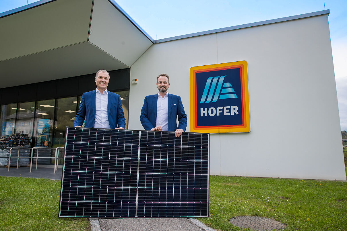 Salzburg AG installiert 100. PV-Anlage auf HOFER-Filiale
