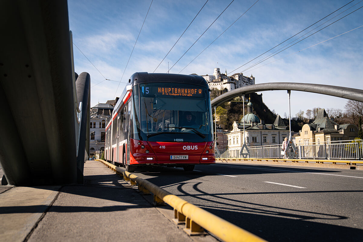 Obus Justizgebäude Karolinenbrücke (1)