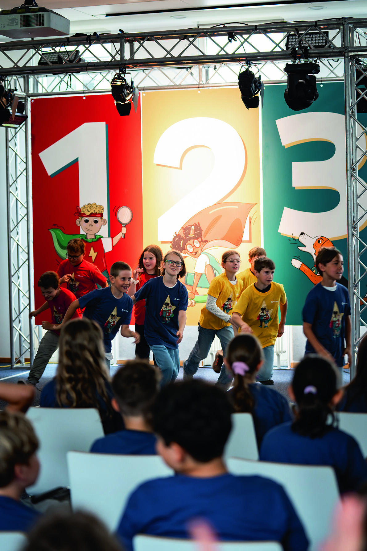 Kinder tanzen vor bunten Ziffern 1, 2, 3 in Wien
