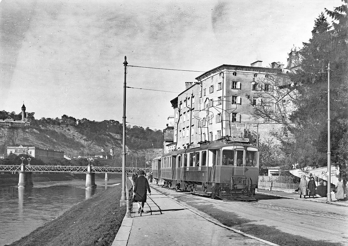 2023-10-27_20-30-42_Welt_Grüne_Elektrische_am_Inneren_Stein_königlich_Bayerische_Staatsbahn_Triebwagen_auf_der_heutigen_Imbergstra-e_Lokalbahn_Salzburger_Lokalbahn_-SLB-_R-F-