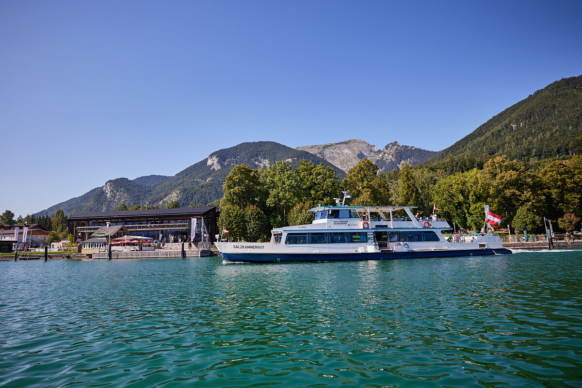 MS Salzkammergut vor dem ErlebnisQuartier der SchafbergBahn