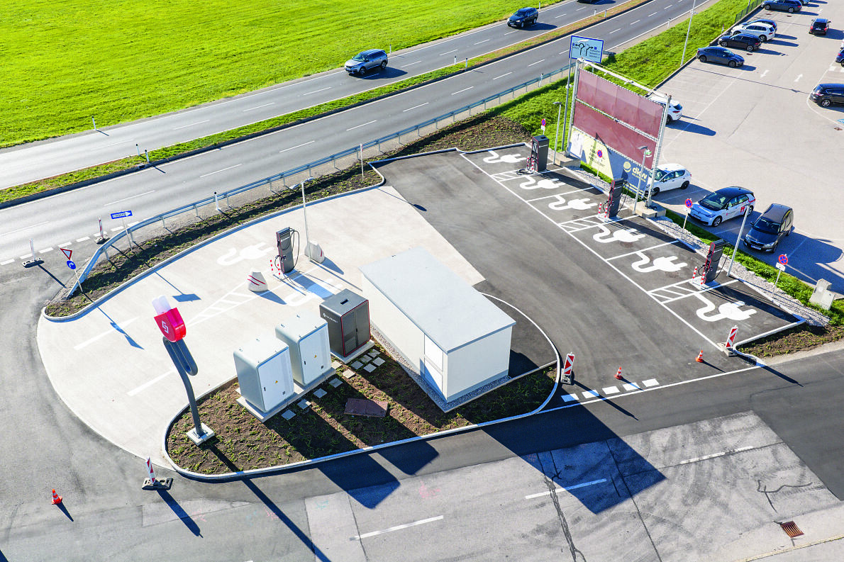 Luftaufnahme des neuen Ladehubs der Salzburg AG, Eugendorf