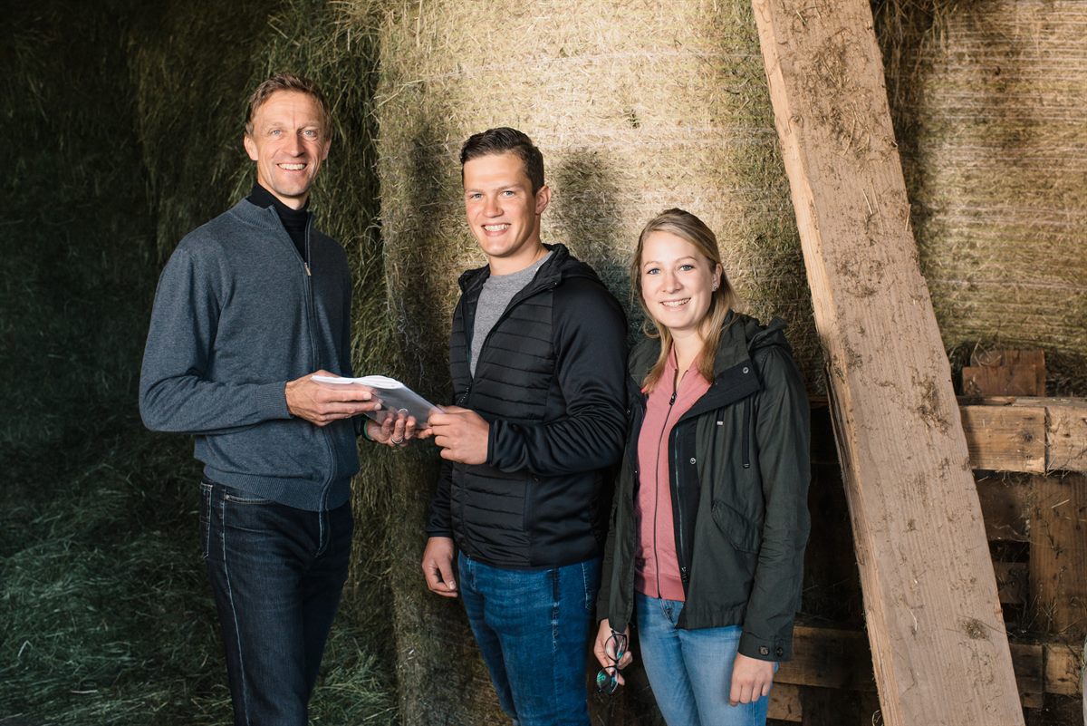 Sonnenstrom zum Heutrocknen: Franz Kreuzer (Mitte) und Carina Moser mit Energieberater Hermann Grießner.