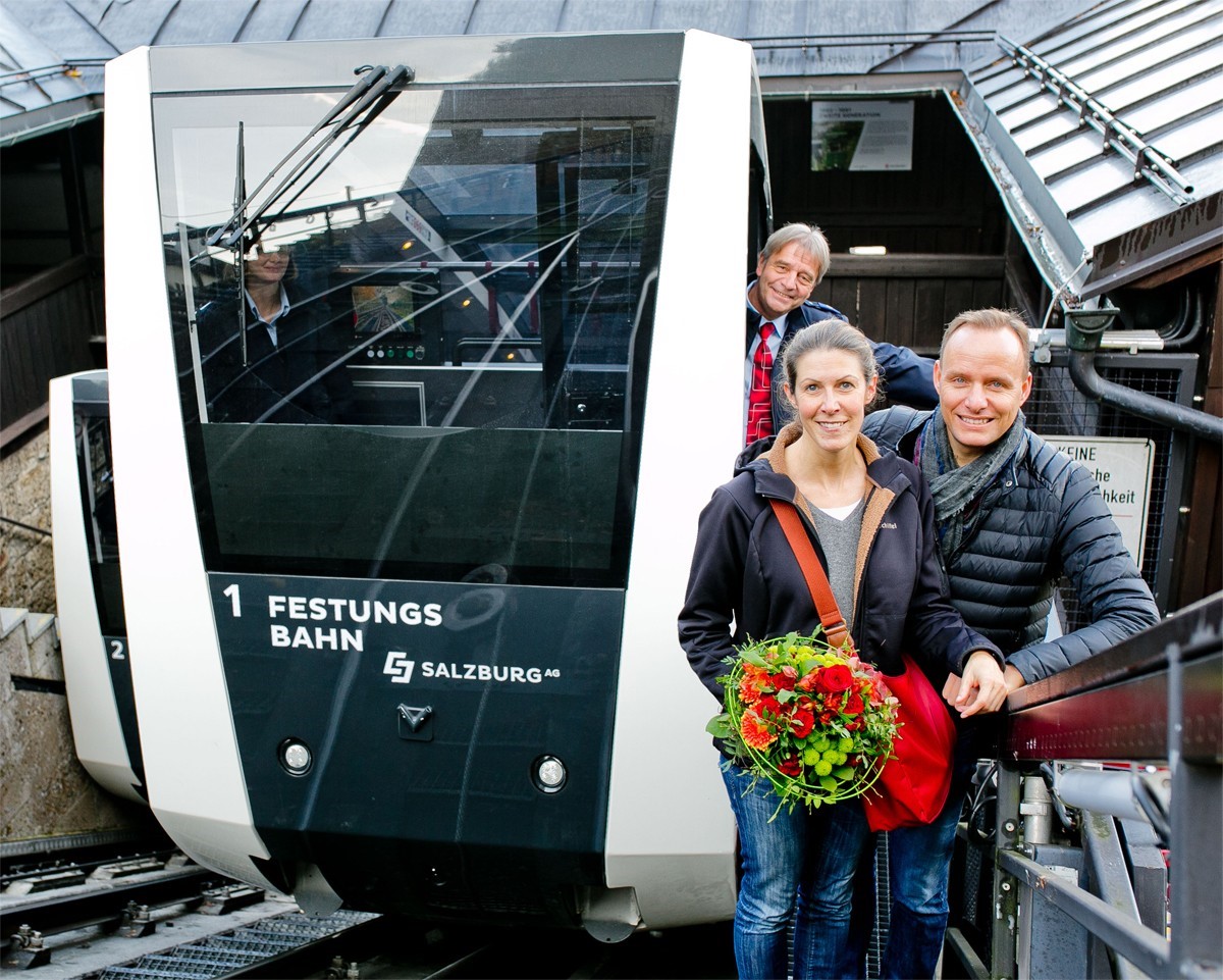 Herr und Frau Rapp freuen sich über die von Herrn Füssl persönlich überreichten Blumen und Präsente.