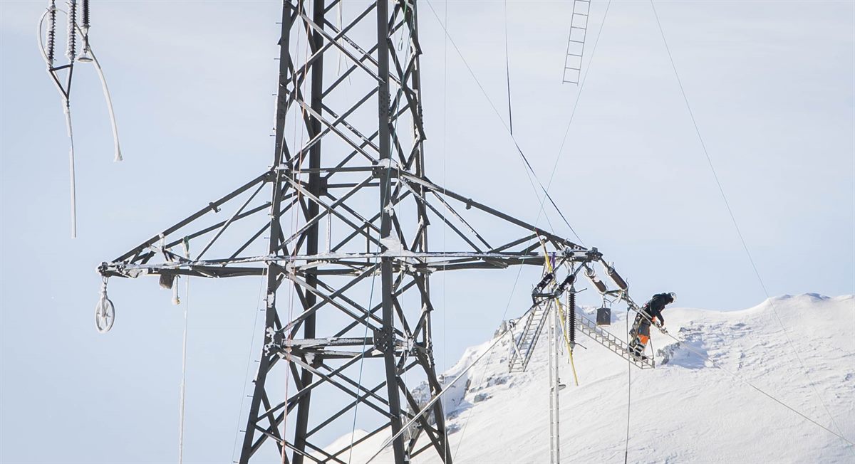 Die Techniker der Salzburg Netz GmbH arbeiten auf Hochtouren um alle Haushalte wieder mit Strom zu versorgen.