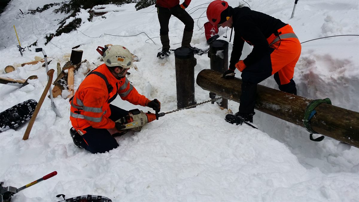 Die Techniker der Salzburg Netz GmbH arbeiten auf Hochtouren um alle Haushalte wieder mit Strom zu versorgen.