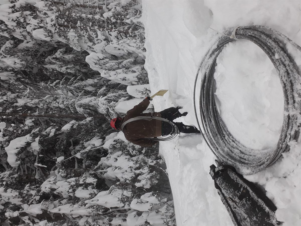 Die Techniker der Salzburg Netz GmbH arbeiten auf Hochtouren um alle Haushalte wieder mit Strom zu versorgen.