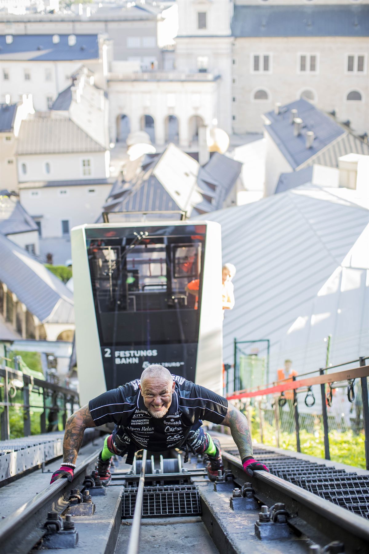 Extremsportler Franz Müllner hat heute am 24. Juli 2019 die Salzburger FestungsBahn, Österreichs älteste Standseilbahn, mit eigenen Kräften nach oben gezogen. 