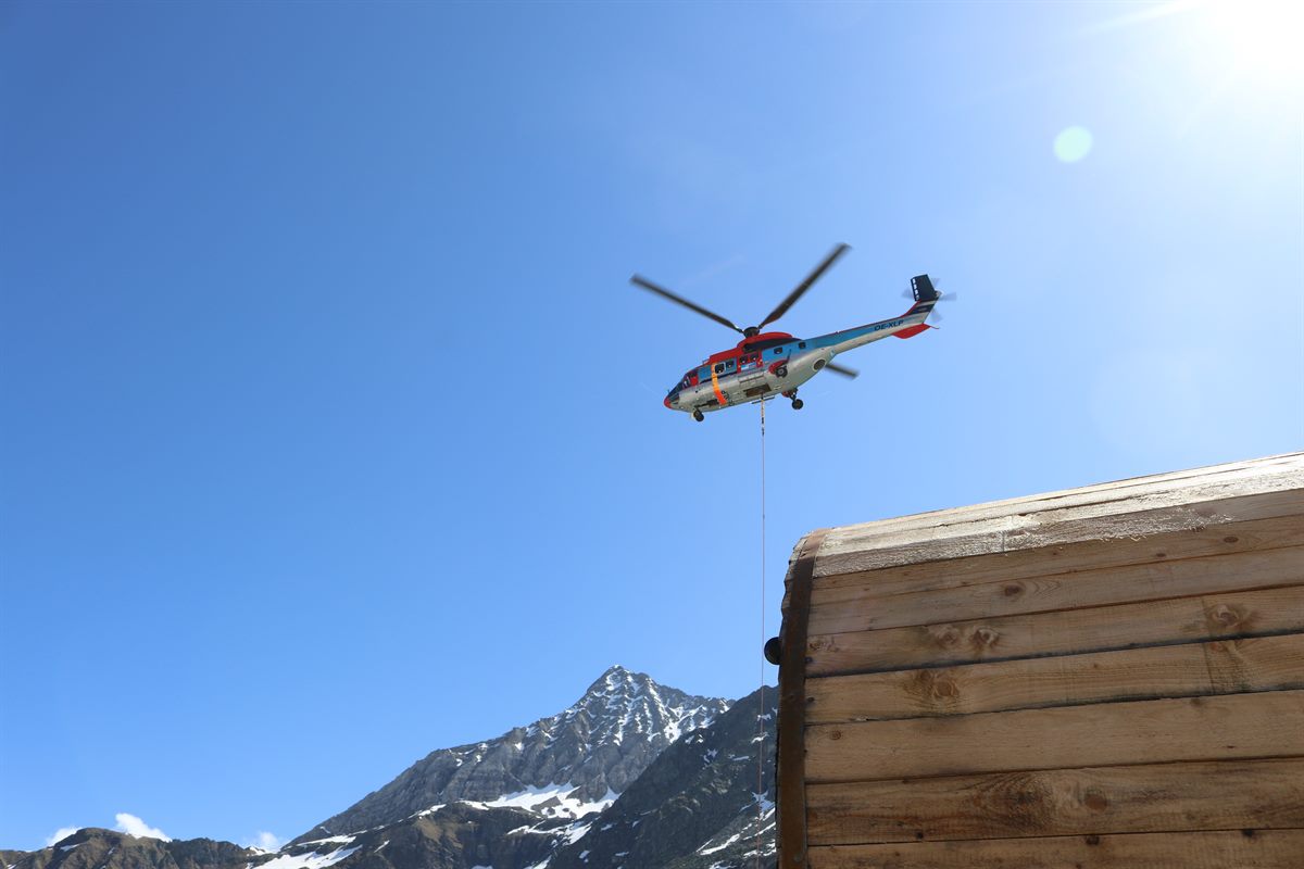 Per Helikopter wurden die Kabeltrommeln auf 2.300 Meter Seehöhe gebracht.
