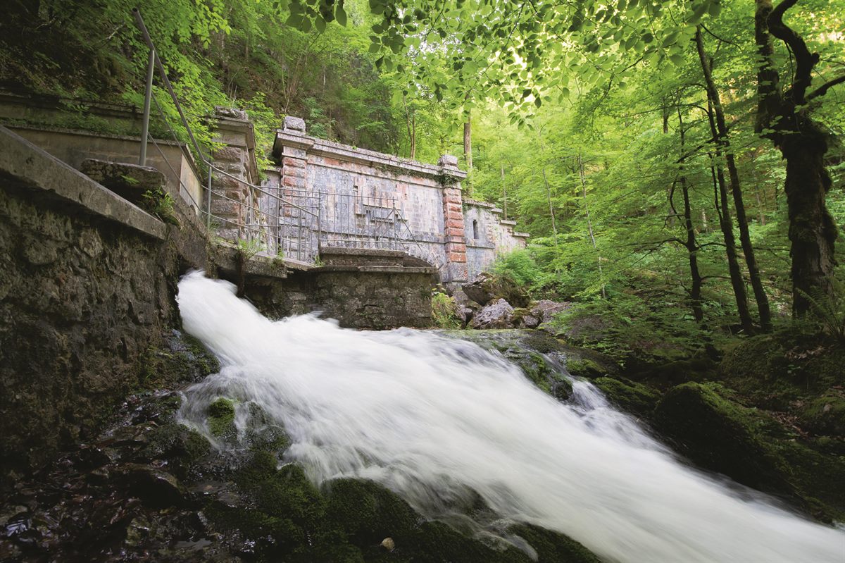 Pro Tag fließen rund 35 Millionen Liter Trinkwasser durch die 872 km langen Wasserrohrleitungen der Salzburg AG.