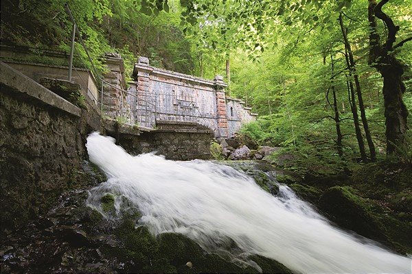 Pro Tag fließen rund 35 Millionen Liter Trinkwasser durch die 872 km langen Wasserrohrleitungen der Salzburg AG.