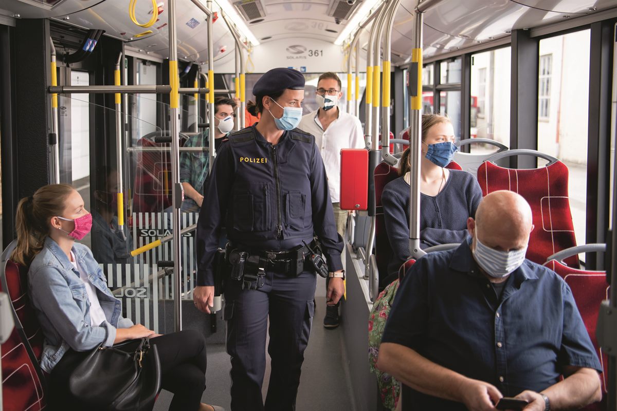 Kontrolle der Maskenpflicht durch die Polizei.