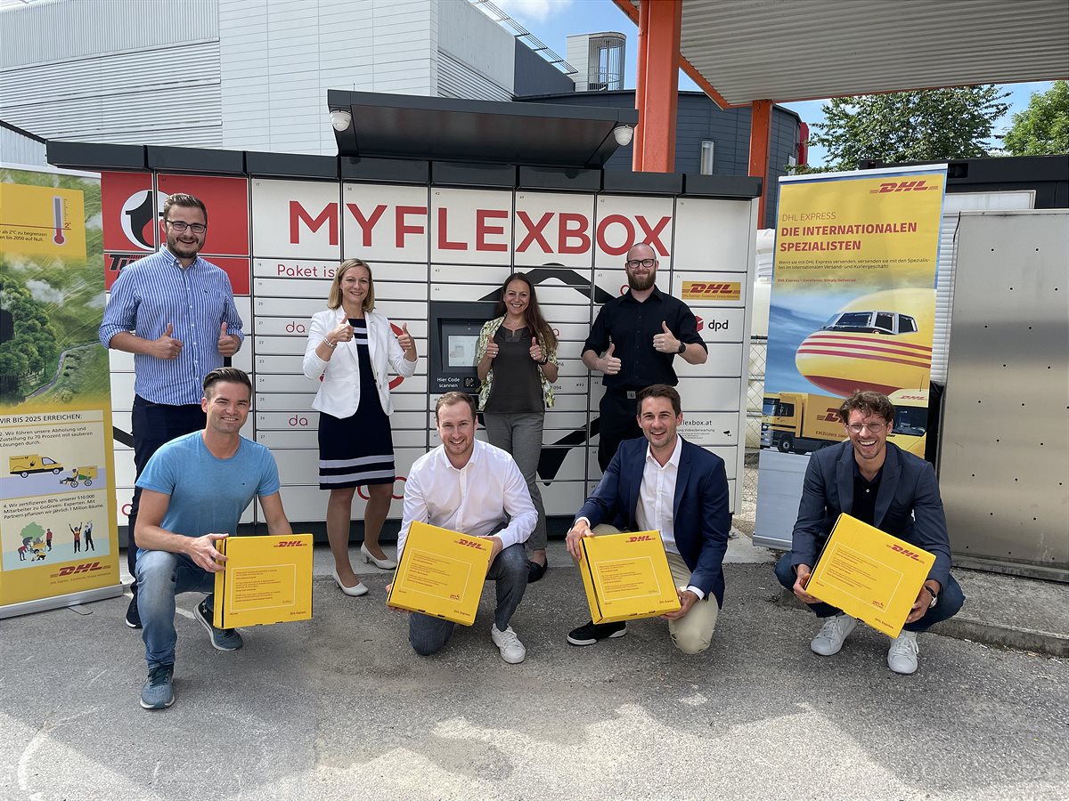 Die Teams von DHL Express und MYFLEXBOX freuen sich über die Partnerschaft