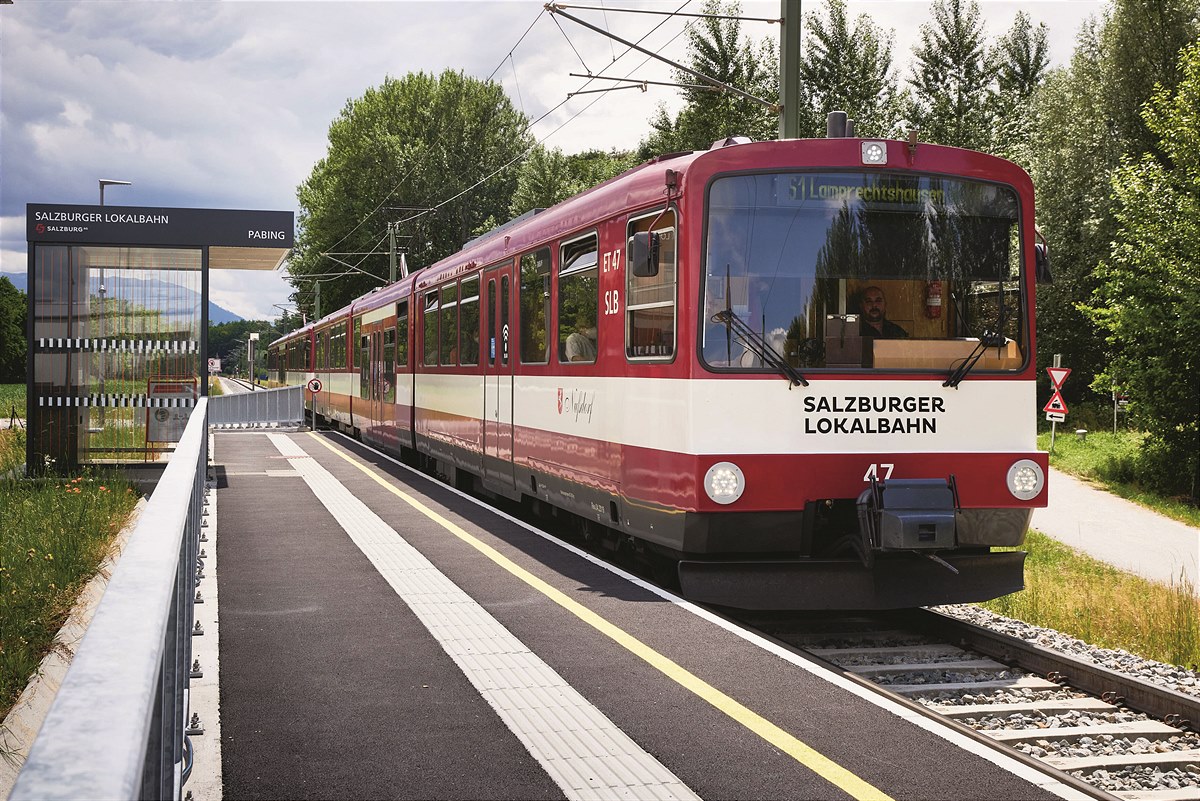 Salzburger Lokalbahn Einfahrt in Haltestelle