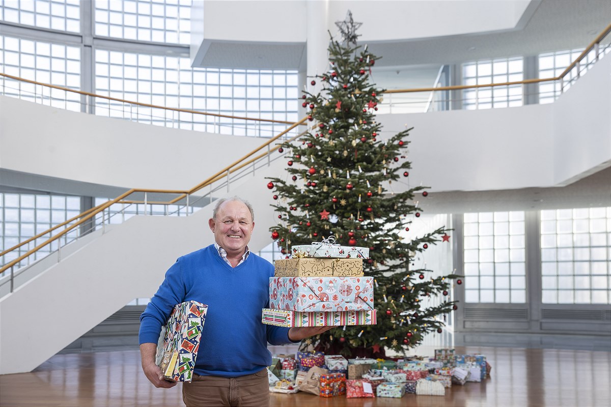 Gerhard Hetz übergibt die Weihnachtspackerl an die Post.