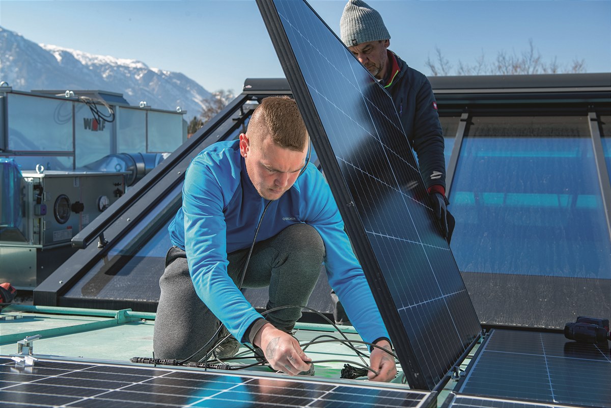 700 Solar-Paneele auf dem Dach