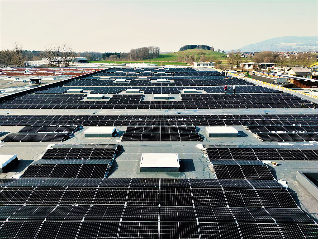 PV-Anlage am Dach des Zentrallagers in Bergheim