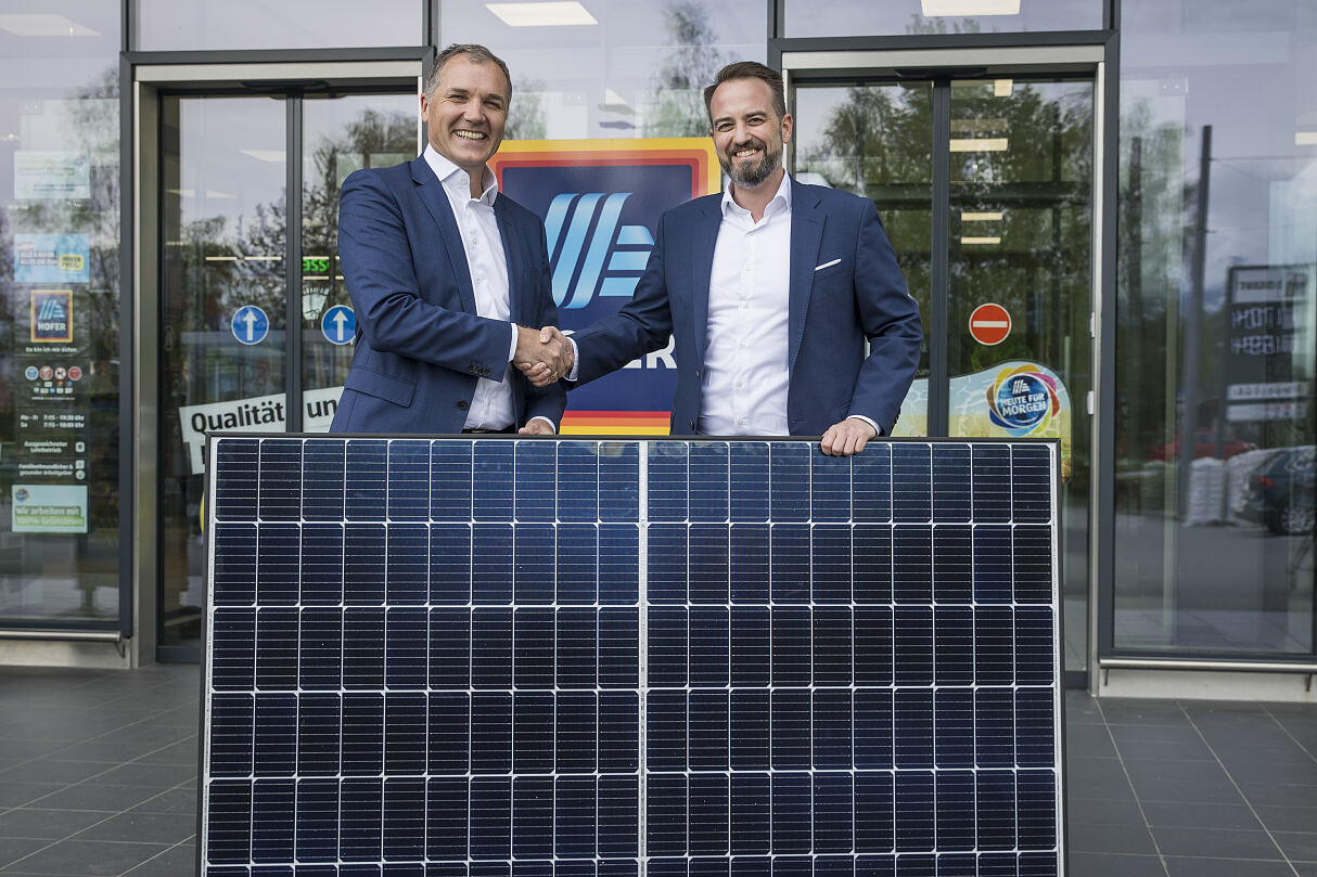 Salzburg AG installiert 100. PV-Anlage auf HOFER-Filiale