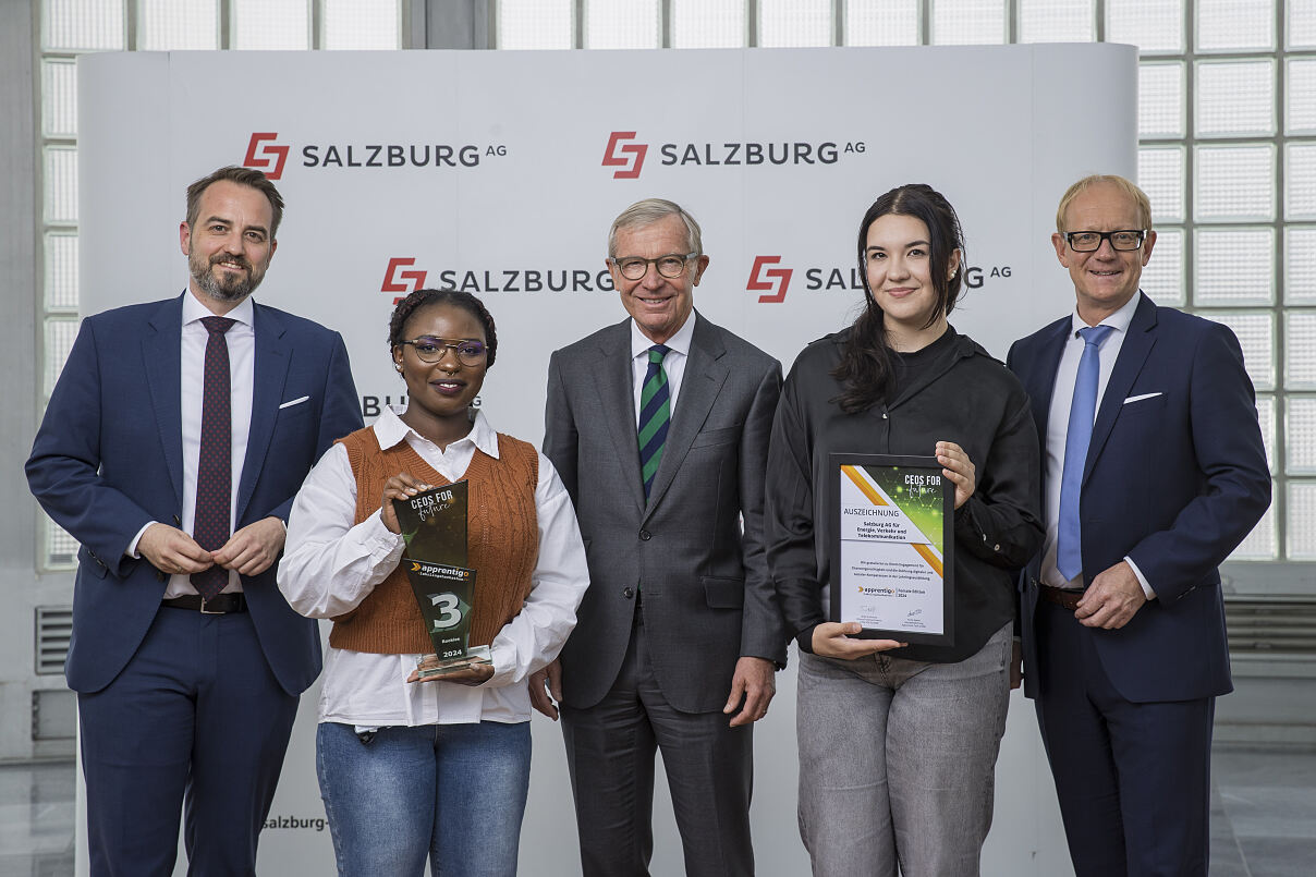 Aufsichtsratsvorsitzender und Vorstand der Salzburg AG gratulieren Lehrlingen der Salzburg AG zum dritten Platz beim Female Lehrlingshackathon in der Kategorie Rookie.