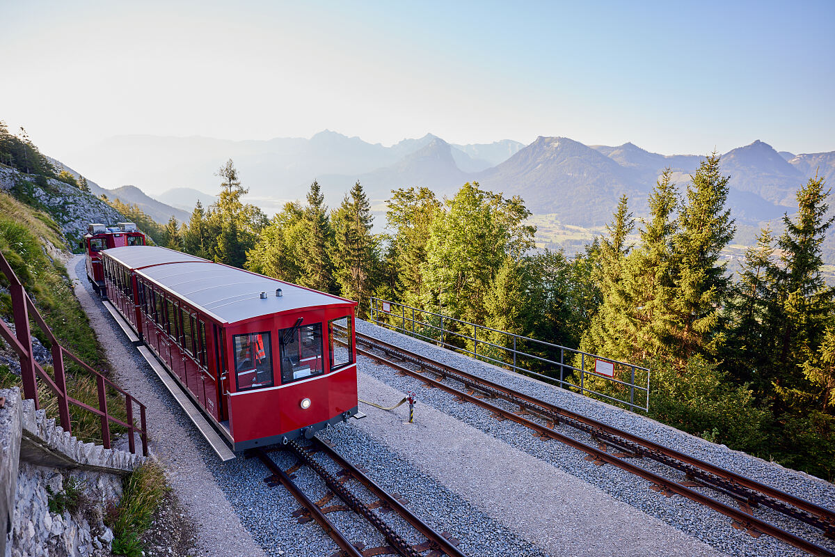 Die SchafbergBahn am Weg zur Station Schafbergalm