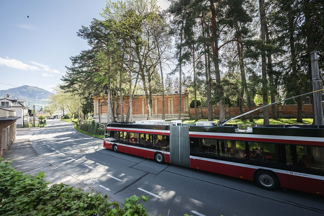 Obus beim Kommunalfriedhof
